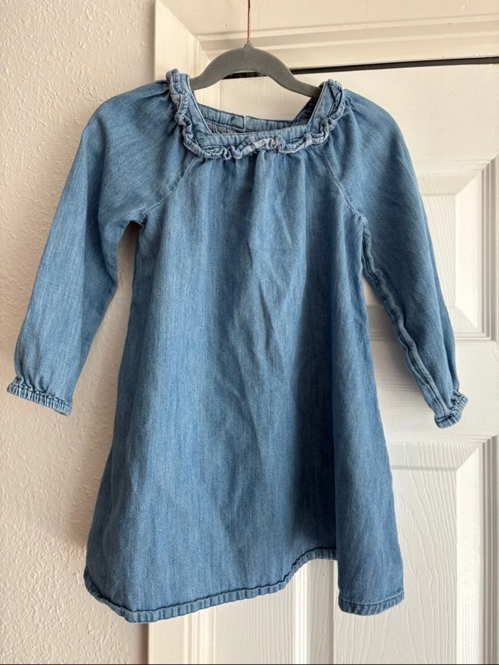 Old Navy 4T Girls' Light Blue Denim Chambray Dress with Ruffle Neck